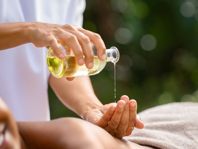 Massage ayurvédique Abhyanga, à l'huile de massage tiède