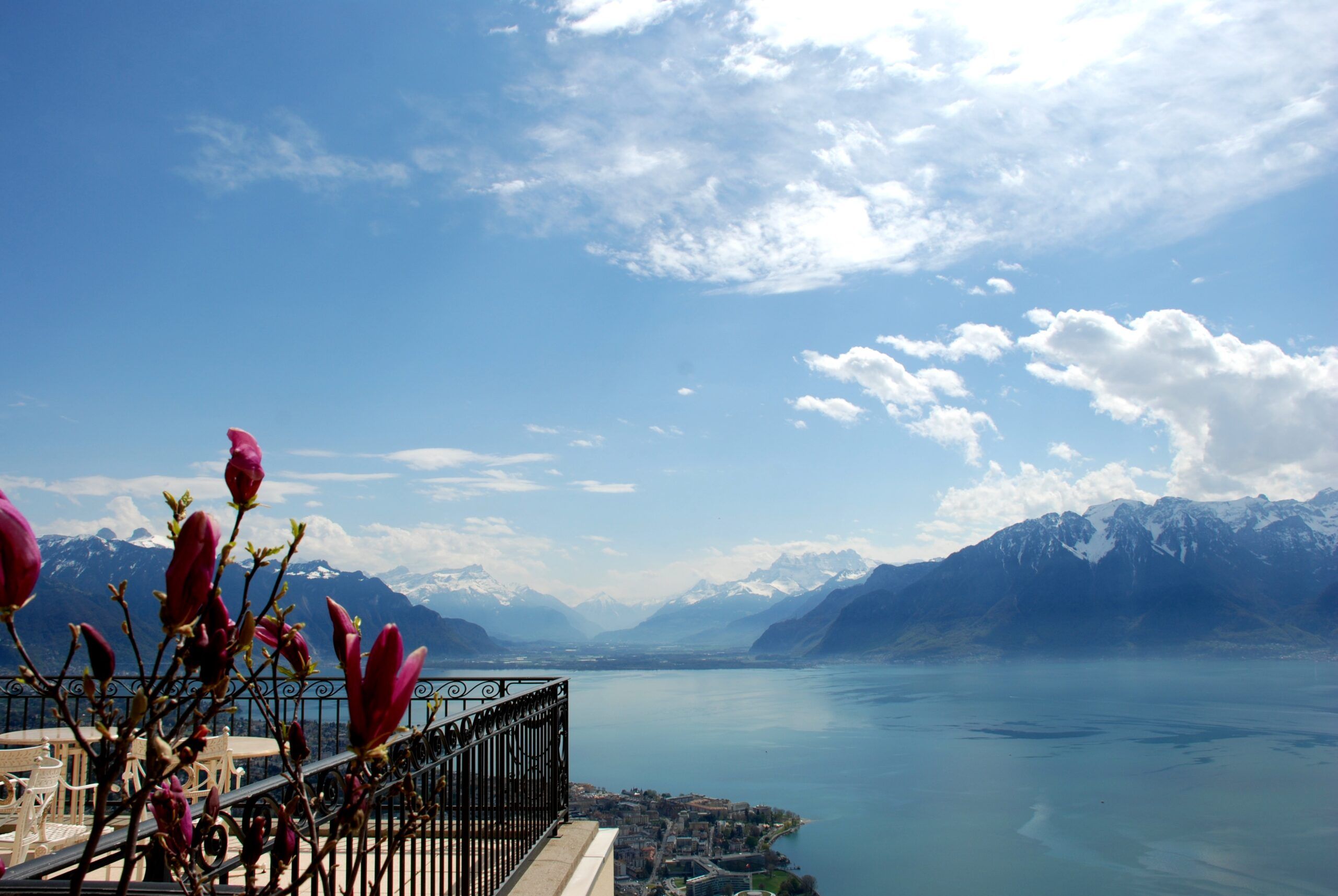 PPanoramic view of Lake Geneva from Health Center Clinique Lémana