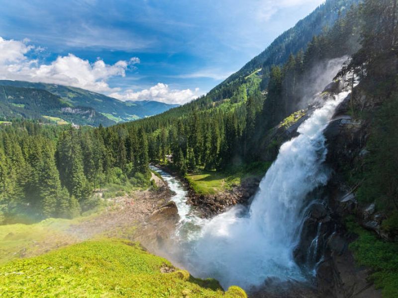 Cascade alpine, eau vive symbole de vitalité