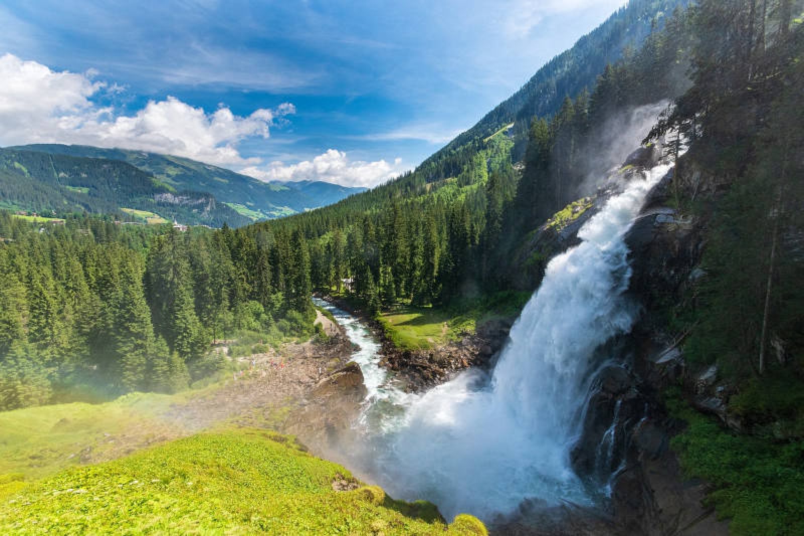 Cascade alpine, eau vive symbole de vitalité