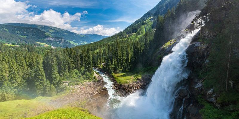 Cascade alpine, eau vive symbole de vitalité