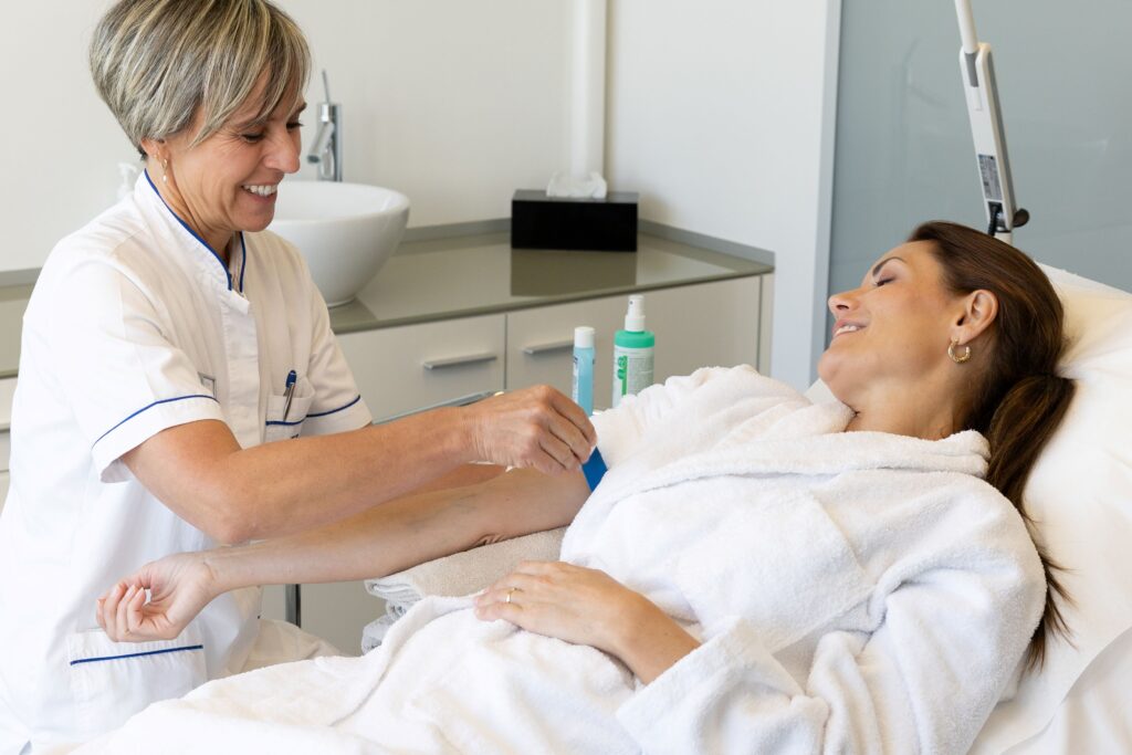 préparation de la prise de sang par l'infirmière
