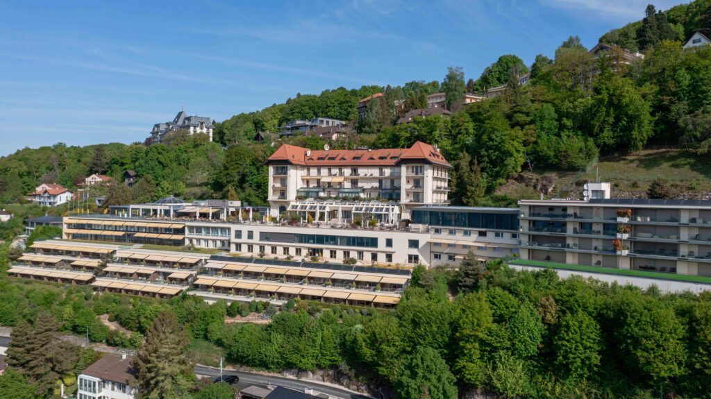 Lémana est situé dans les bâtiments de l'hôtel Mirador Resort & SPA à Mont-Pélerin.