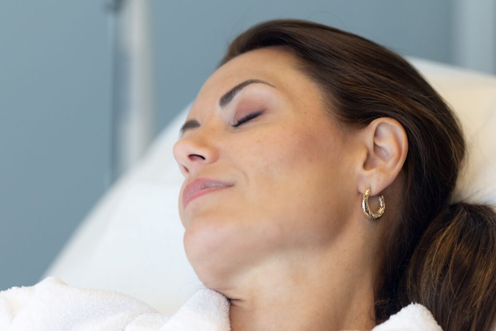 Visage patiente reposé et détendu après son soin