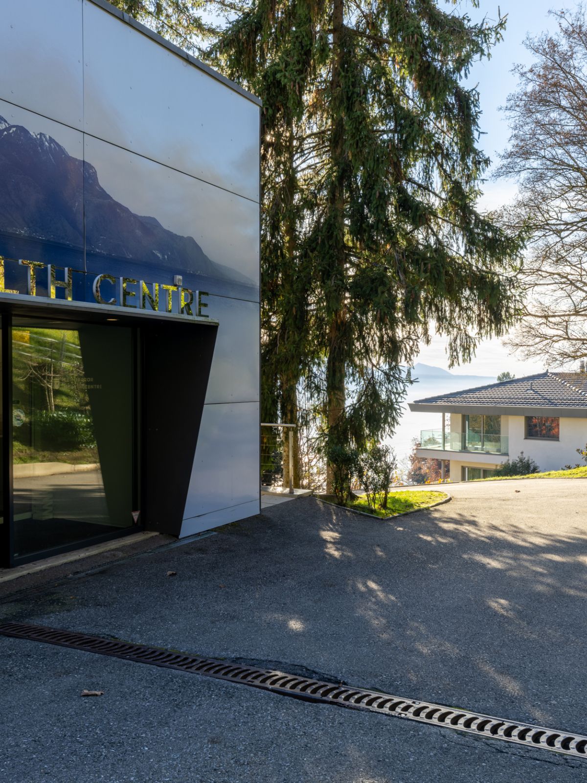 Main exterior entrance of Clinique Lémana