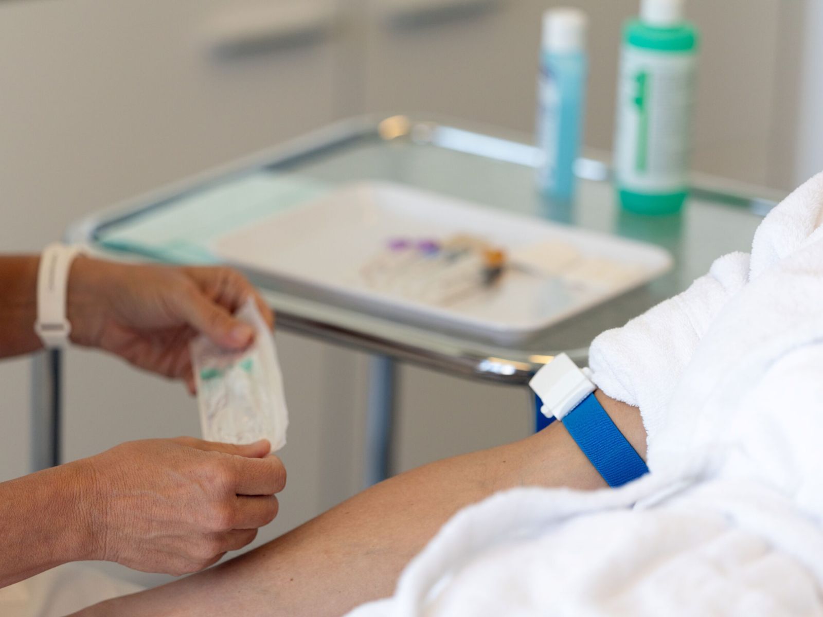 préparation de la prise de sang par l'infirmière