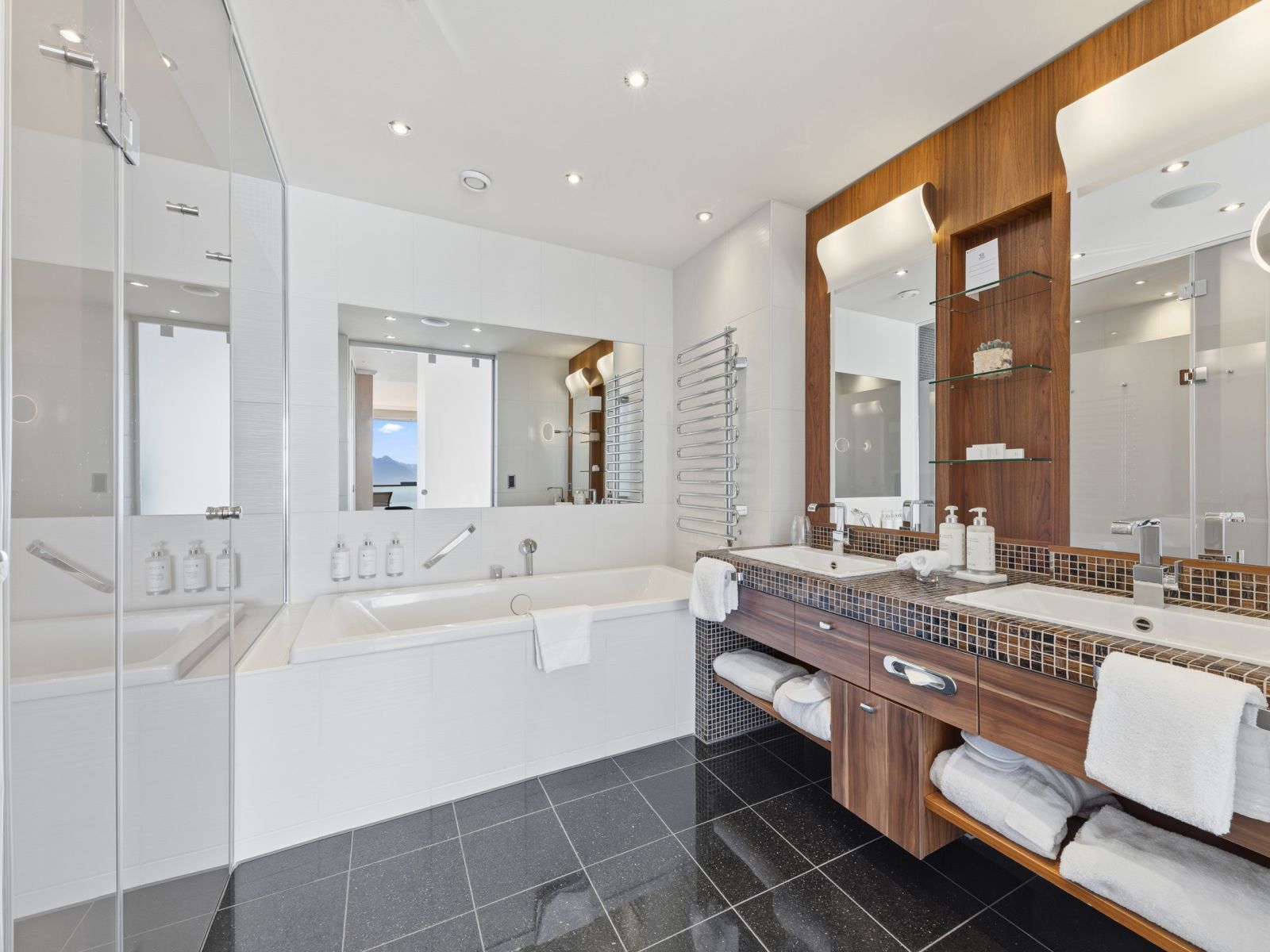 Bathroom of junior suite room in Mirador hotel